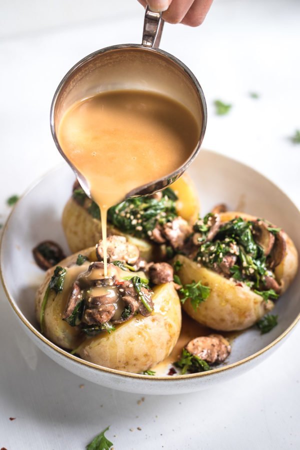 AMAZING-quick-and-easy-vegan-gravy-plantbased-how-to-make-vegan-gravy-SO-flavourful-delicious-simple-recipe-twospoons-2 how to make quick and easy vegan gravy
