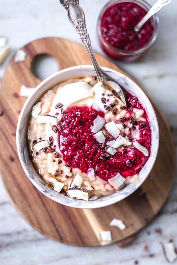 the-creamiest-vegan-rice-pudding-with-raspberry-chia-jam-easy-and-healthy-recipe-SO-creamy-arborio-rice-gluten-free-plant-based-breakfast-dessert-twospoons-1 the creamiest vegan rice pudding with raspberry chia jam